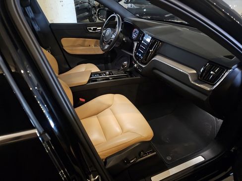 Used 2020 Volvo XC60 T6 Momentum w/ Premium Package image 11