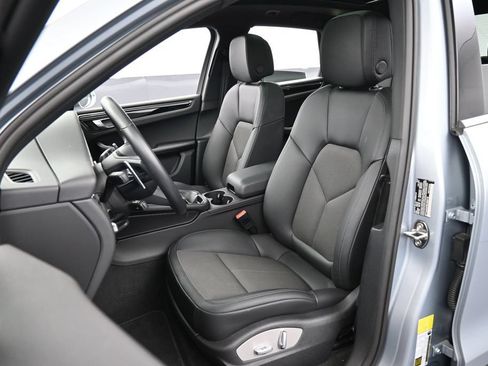 Certified 2025 Porsche Macan AWD/4WD image 5