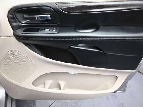 Used 2019 Dodge Grand Caravan SE w/ UConnect Hands-Free Group image 25