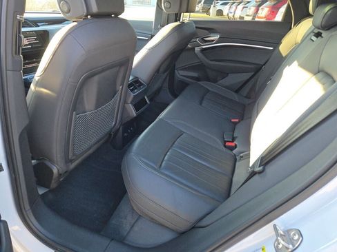 Used 2022 Audi e-tron Premium Plus w/ Premium Plus Package image 18