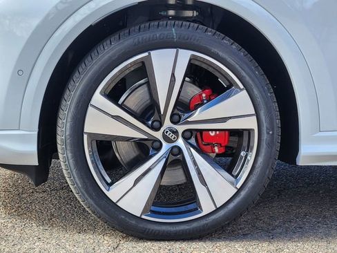 New 2025 Audi SQ5 Prestige image 9