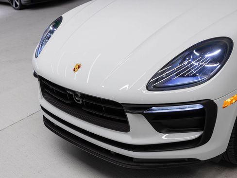 Certified 2026 Porsche Macan AWD/4WD image 32