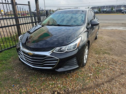 Used 2019 Chevrolet Cruze LS w/ LS Convenience Package FWD image 2