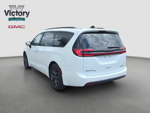 Used 2025 Chrysler Pacifica Limited FWD image 15