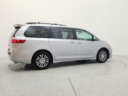 Used 2018 Toyota Sienna XLE Premium FWD image 5