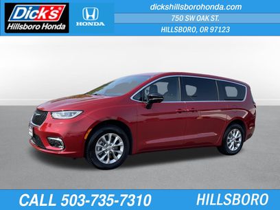 Used 2025 Chrysler Pacifica Select