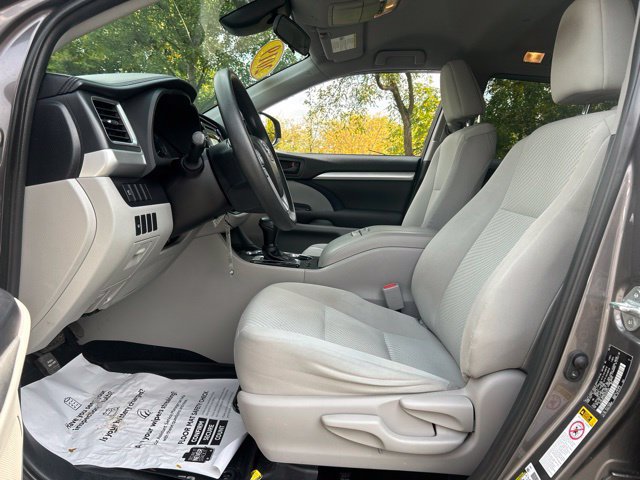 Used 2019 Toyota Highlander LE AWD/4WD image 17