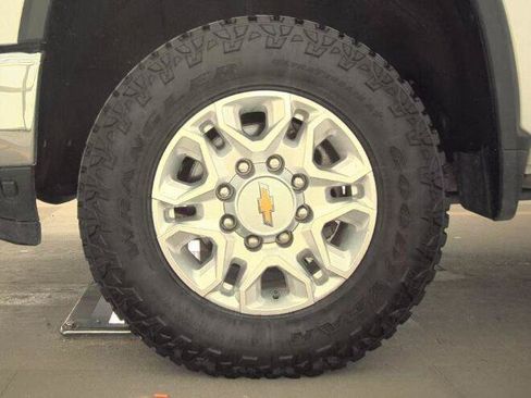 Used 2024 Chevrolet Silverado 2500 LT AWD/4WD image 6