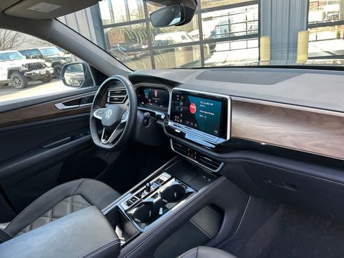 Used 2025 Volkswagen Atlas SE AWD/4WD image 32