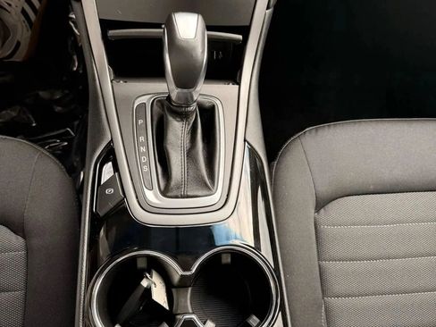 Used 2017 Ford Edge SE image 16