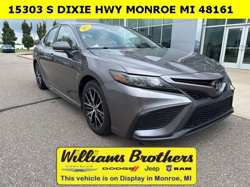 Used 2023 Toyota Camry SE image 4