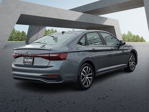 Used 2025 Volkswagen Jetta SE image 4