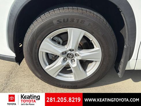 Used 2023 Toyota Highlander LE AWD/4WD image 9