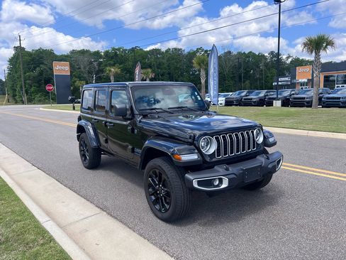 Certified 2025 Jeep Wrangler Unlimited Sahara w/ Safety Group AWD/4WD image 1