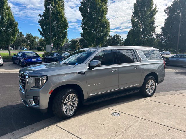 Used 2023 GMC Yukon XL SLT w/ SLT Premium Package AWD/4WD image 3