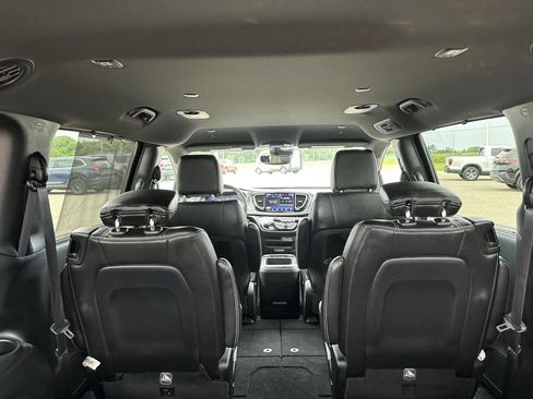 Used 2025 Chrysler Pacifica Select FWD image 9