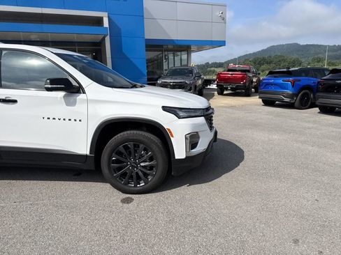 Used 2023 Chevrolet Traverse RS image 2