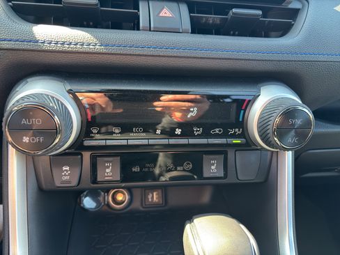 Used 2024 Toyota RAV4 SE image 9