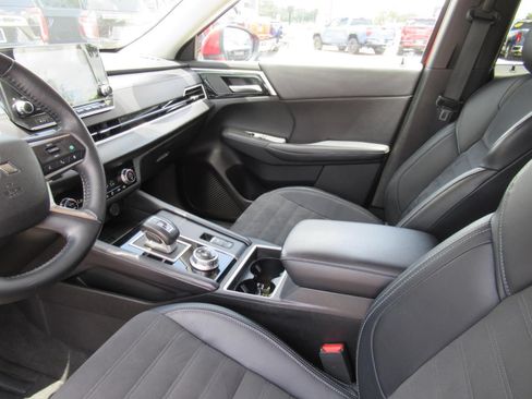 Used 2023 Mitsubishi Outlander SE AWD/4WD image 16