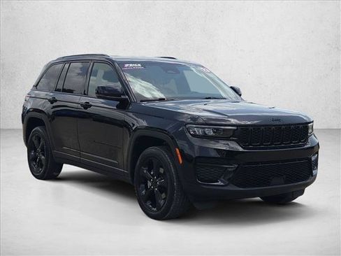Used 2023 Jeep Grand Cherokee Altitude AWD/4WD image 3