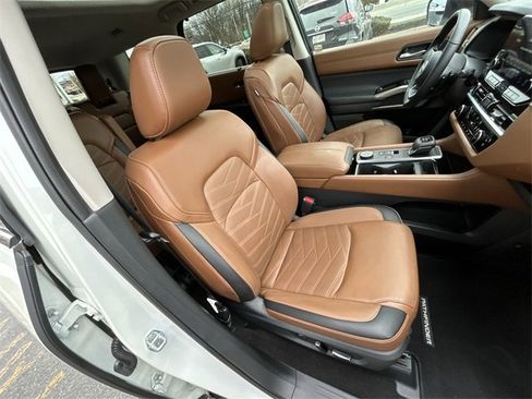 Used 2023 Nissan Pathfinder Platinum image 26