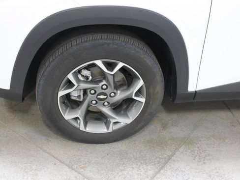 Used 2025 Chevrolet Trax LT FWD image 14