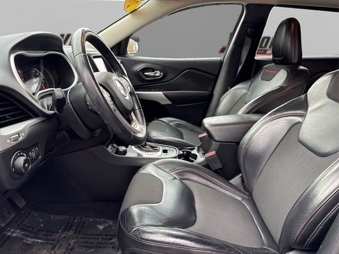 Used 2018 Jeep Cherokee Trailhawk image 9