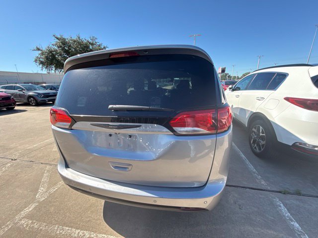 Used 2020 Chrysler Pacifica Touring-L w/ S Appearance Package FWD image 11