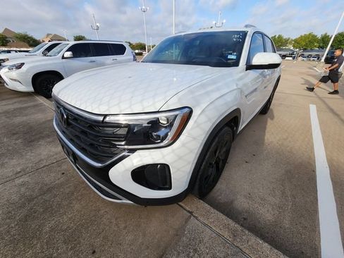 Used 2024 Volkswagen Atlas Cross Sport SE w/ Panoramic Sunroof Package FWD image 3