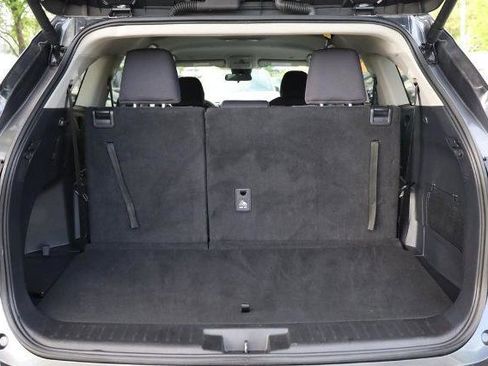 Used 2025 Toyota Highlander LE FWD image 7