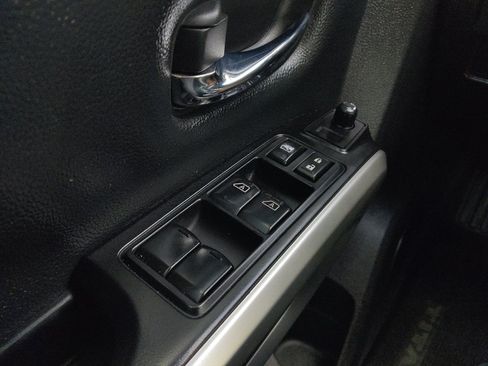 Used 2017 Nissan Titan SV RWD image 27