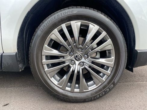 Used 2023 Toyota Venza Limited image 34