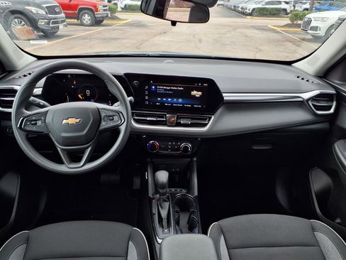 Used 2025 Chevrolet TrailBlazer LT AWD/4WD image 3