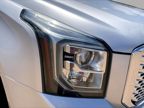 Used 2019 GMC Yukon XL SLT w/ Open Road Package AWD/4WD image 28