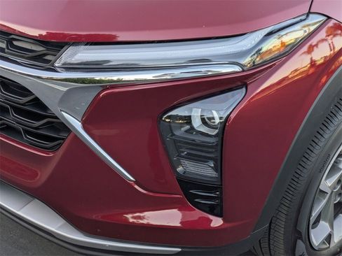 Used 2025 Chevrolet Trax LT w/ LT Convenience Package image 11