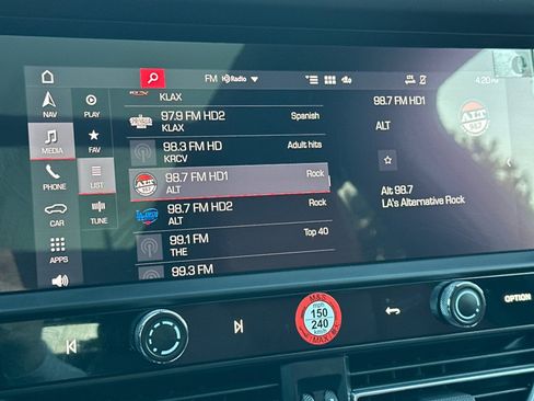 Used 2025 Porsche Macan image 18