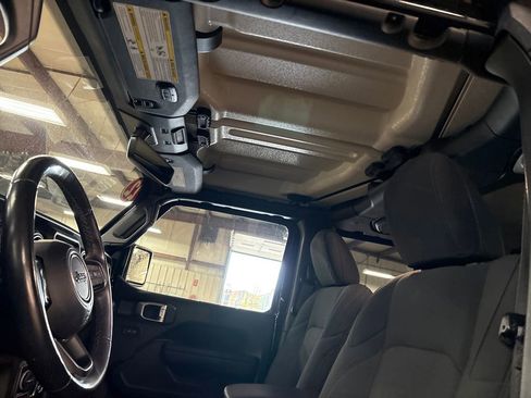 Certified 2022 Jeep Gladiator Sport AWD/4WD image 13