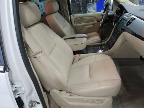 Used 2010 Cadillac Escalade Luxury AWD/4WD image 38