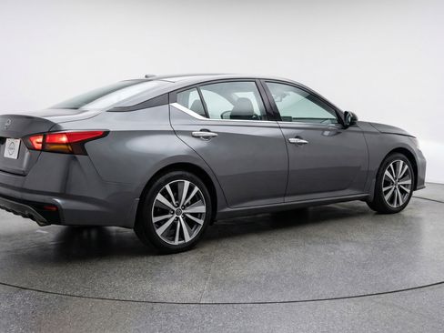 Used 2025 Nissan Altima 2.5 SV FWD image 9