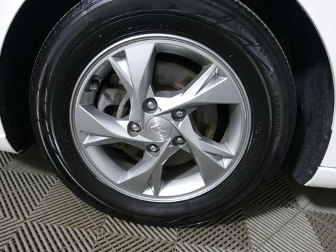Used 2022 Hyundai Elantra SE FWD image 9