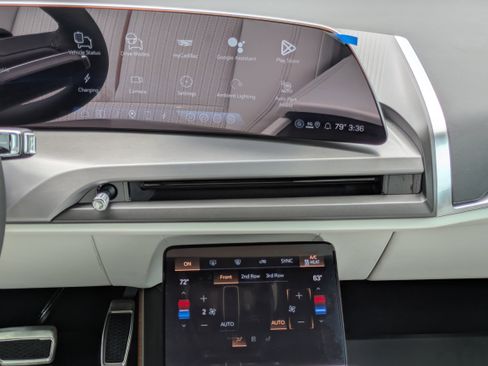 New 2026 Cadillac Vistiq Luxury w/ LPO, Floor Liner Package image 5