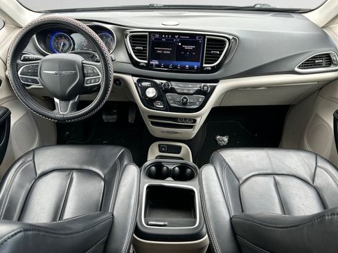 Used 2023 Chrysler Pacifica Touring-L FWD image 11