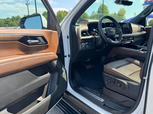 Used 2025 Chevrolet Suburban High Country AWD/4WD image 17