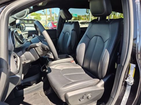 Used 2025 Chrysler Pacifica Select FWD image 25
