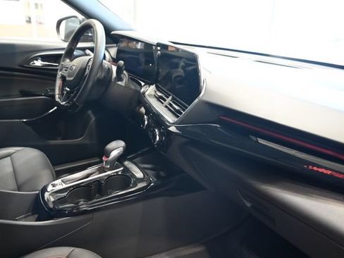 Used 2025 Chevrolet Trax RS FWD image 12
