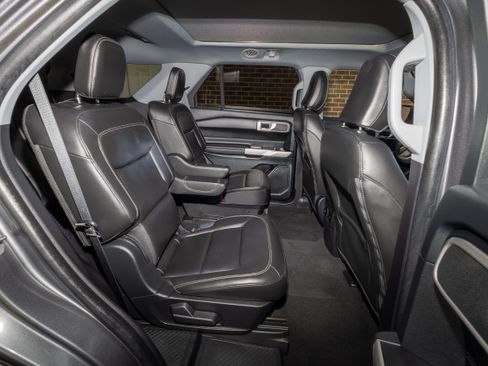 Used 2022 Ford Explorer XLT w/ Equipment Group 202A RWD image 27