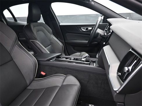 Used 2024 Volvo S60 B5 Plus image 32