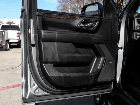 Used 2022 Chevrolet Suburban LT w/ Luxury Package image 46