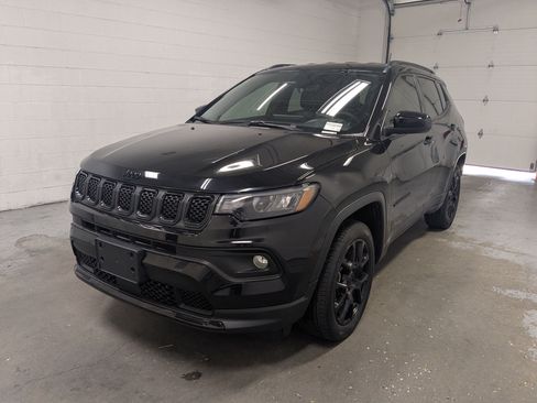 Used 2023 Jeep Compass Latitude AWD/4WD image 11
