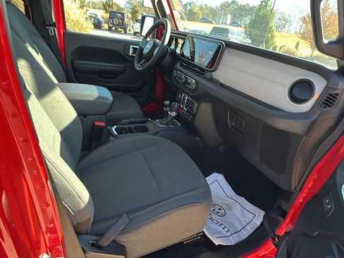 Used 2025 Jeep Wrangler Willys image 19